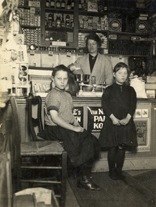 818216 Afbeelding van Adrie Froom (links) en Anna Froom in de kruidenierswinkel van hun tante Anna Correljé - Jurg ...